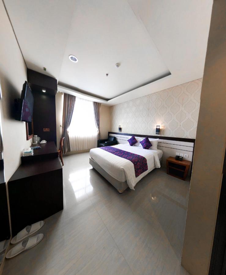 Grand Madani Hotel Матарам Экстерьер фото