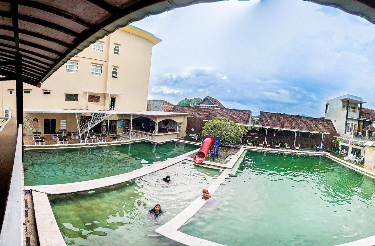 Grand Madani Hotel Матарам Экстерьер фото