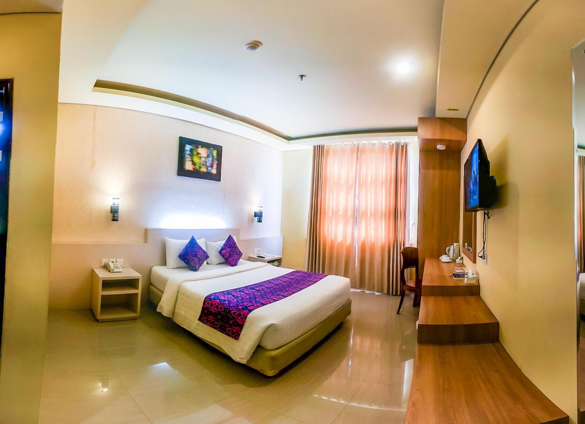 Grand Madani Hotel Матарам Экстерьер фото