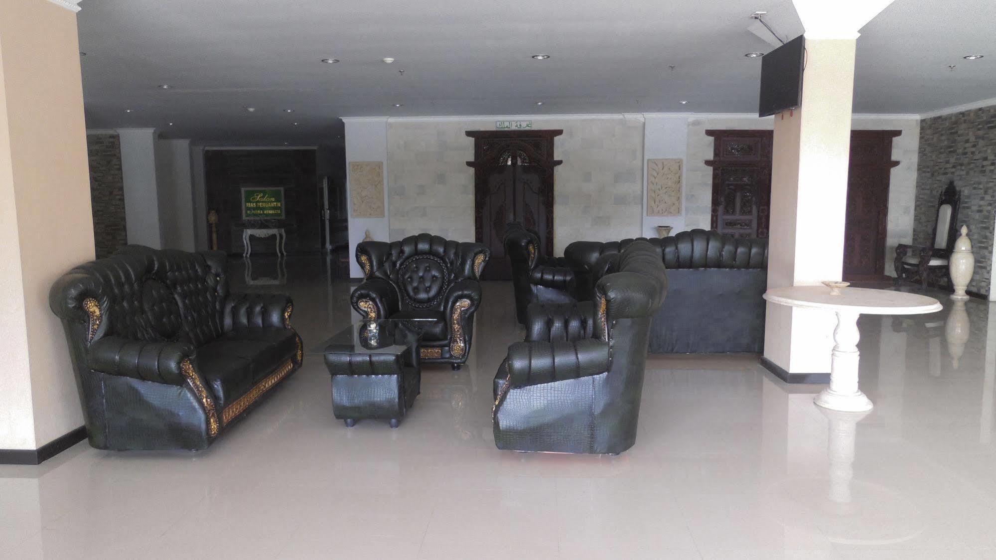 Grand Madani Hotel Матарам Экстерьер фото