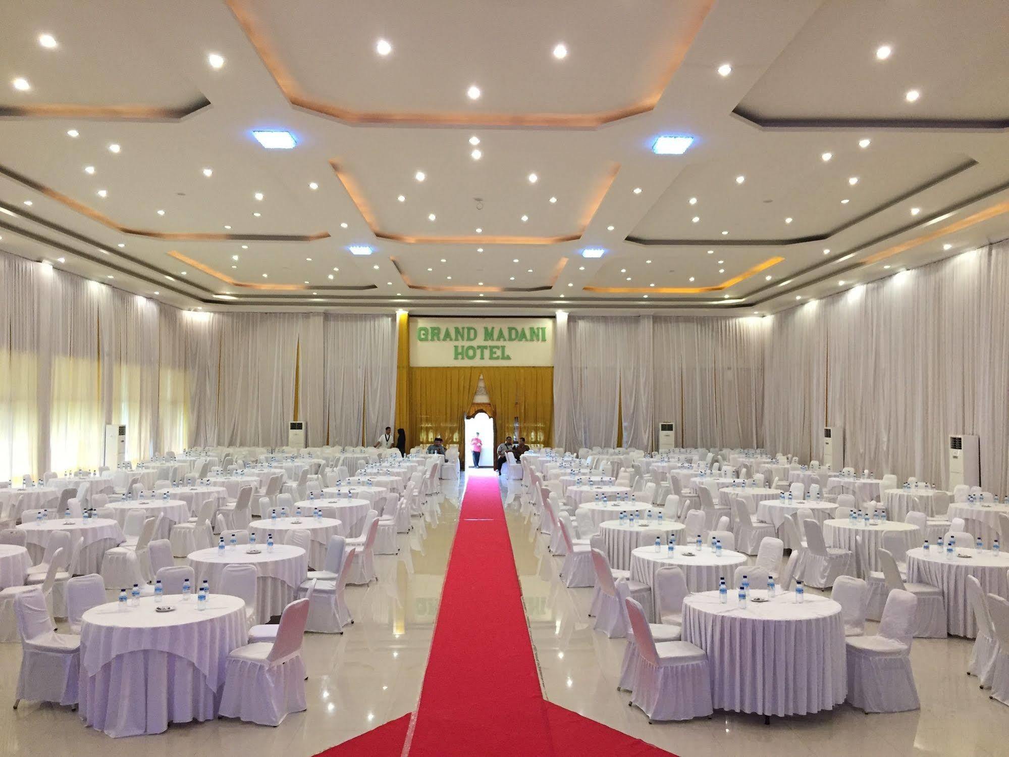 Grand Madani Hotel Матарам Экстерьер фото