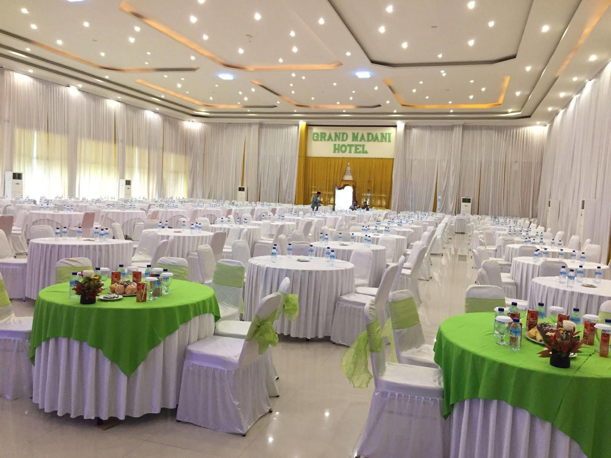 Grand Madani Hotel Матарам Экстерьер фото